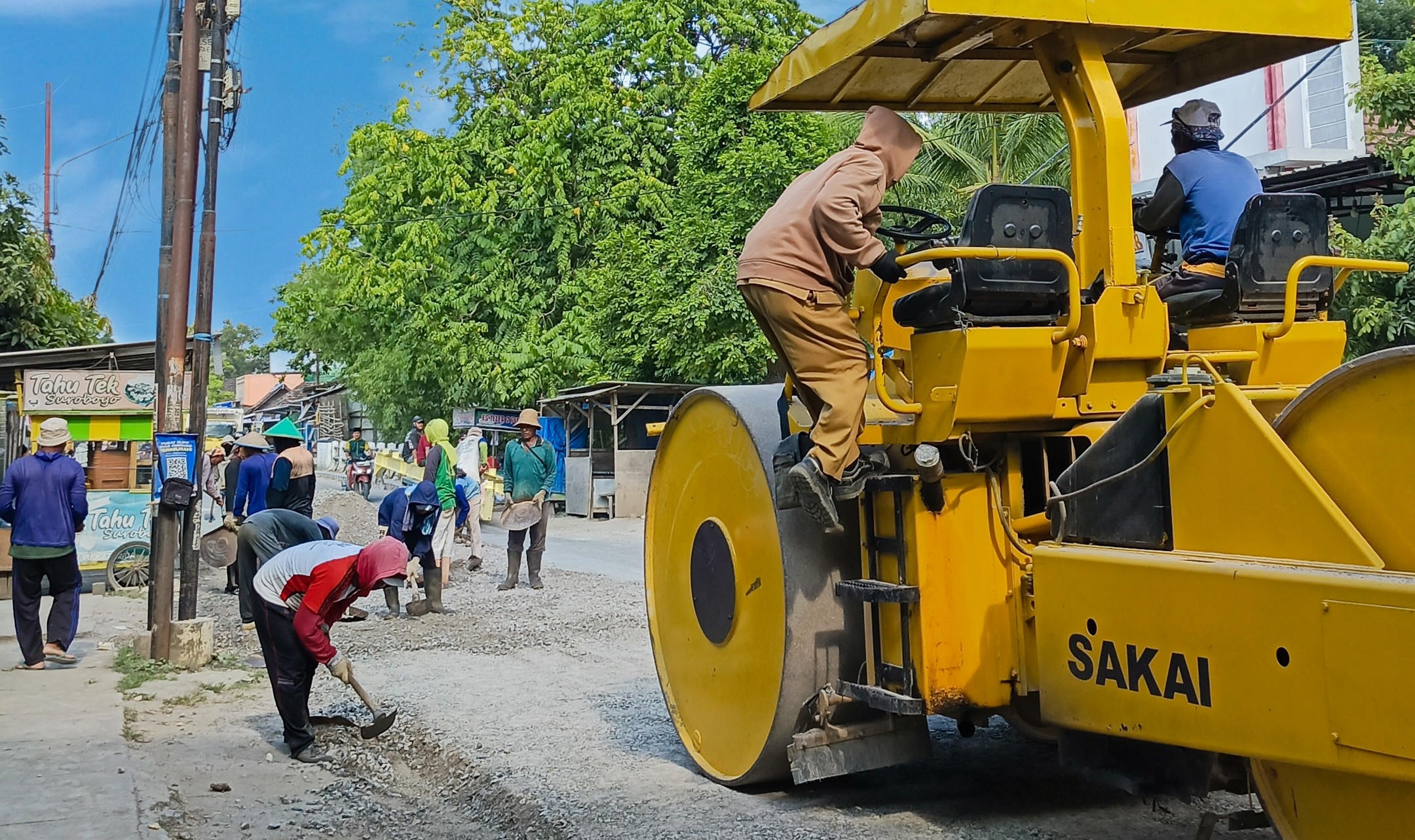 PEMELIHARAAN JALAN DI DESA SIDOREJO KECAMATAN SEDAN, DPUTARU KABUPATEN REMBANG TINGKATKAN KUALITAS INFRASTRUKTUR DAERAH