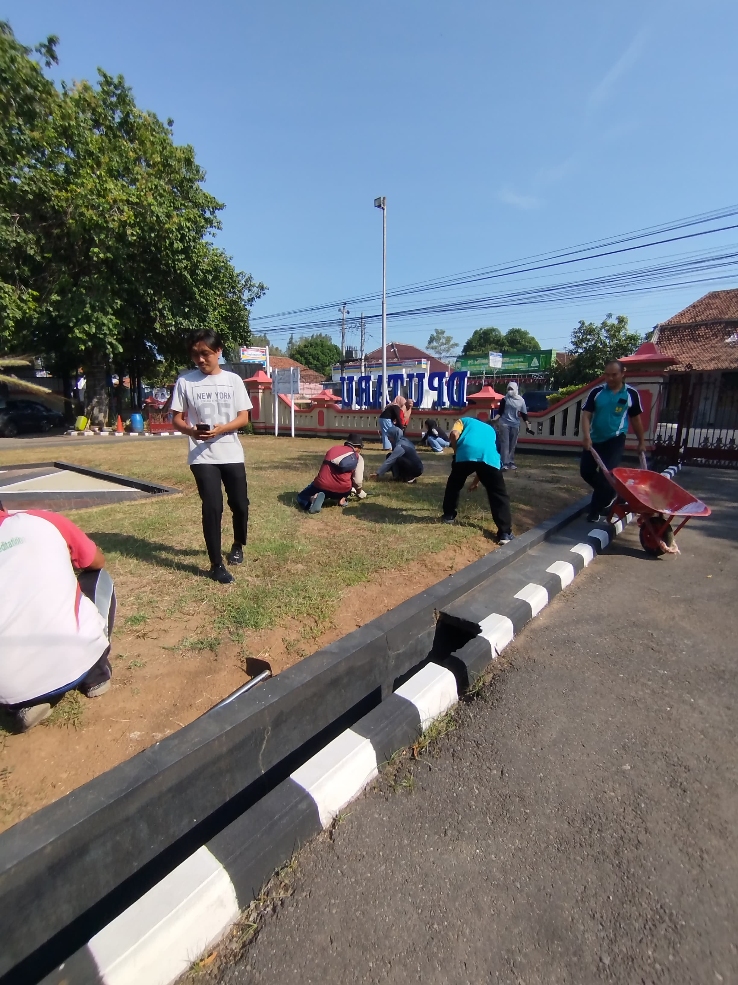 KERJABAKTI KARYAWAN DAN KARYAWATI DPUTARU KABUPATEN REMBANG DALAM RANGKA WORLD CLEANUP DAY 2024