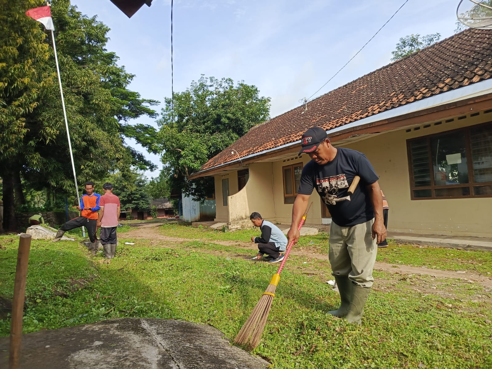 KERJABAKTI DI LINGKUNGAN KANTOR DPUTARU KABUPATEN REMBANG DALAM RANGKA MEMPERINGATI HARI KESETIAKAWANAN SOSIAL NASIONAL 2024